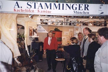 Kachelofen mit integriertem Wasserfall und Begrünung