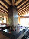 Beindruckender hoher Kamin